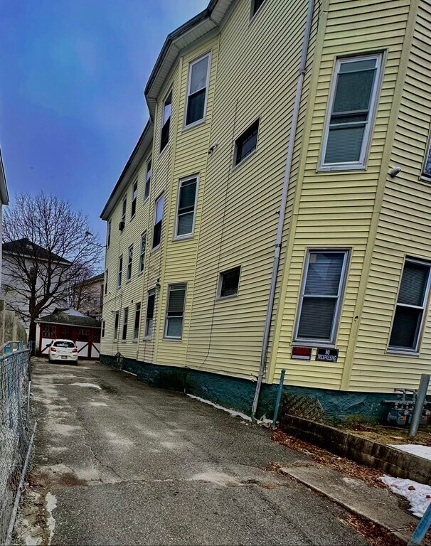 9 Pelham St Unit 1, Worcester, MA 01609 Room for Rent in Worcester