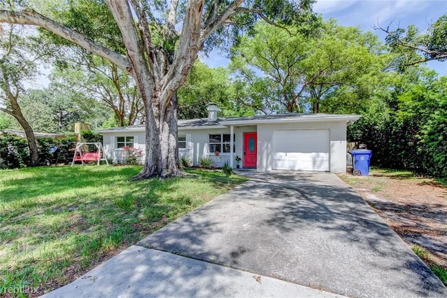 Building Photo - 3 br, 1 bath House - 611 Pinewood Dr