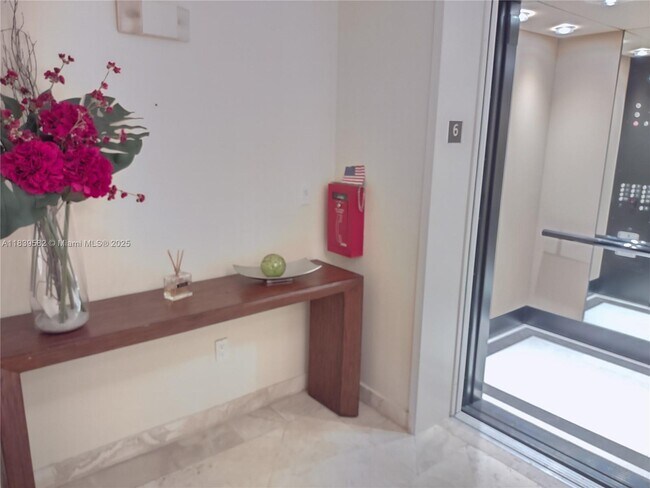 Foto del edificio - 445 Grand Bay Dr
