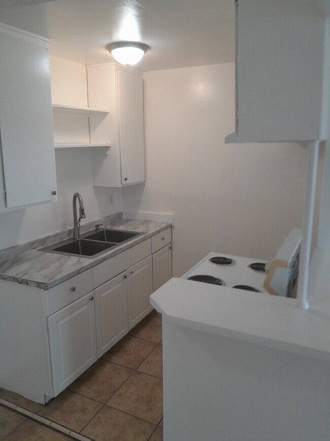 Foto del edificio - 567 N Mountain View Ave