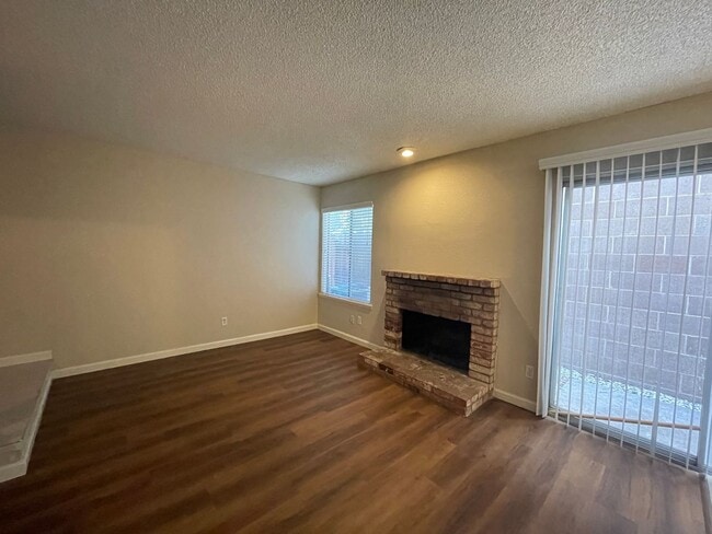 Building Photo - Spacious and Modernized 2 Bedroom, 1 Bath!...