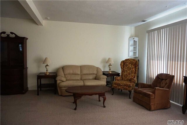 Foto del edificio - 73 Rocky Point Yaphank Rd