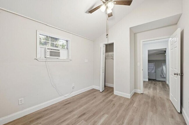 Foto del edificio - 4158 Trout River Blvd
