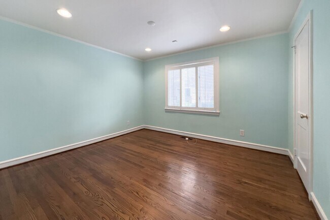 Building Photo - Charming one-level brick condo in the hear...