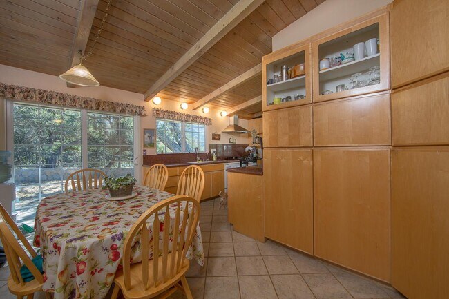 breakfast area - 10562 Creek Rd