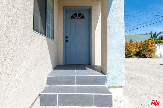 Building Photo - 2134 Cloverdale Ave