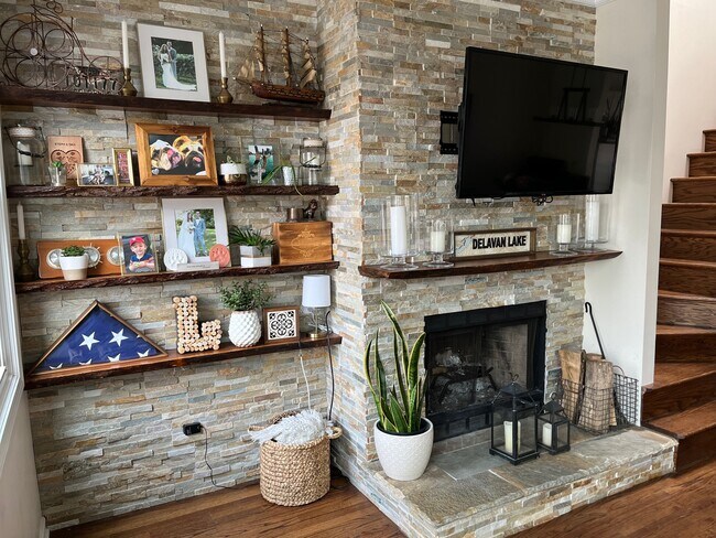 Living room - 1827 W Oakdale Ave