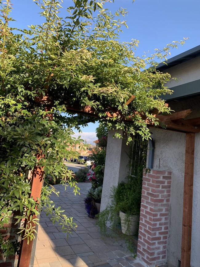Foto del edificio - 3137 Larchmont Ln