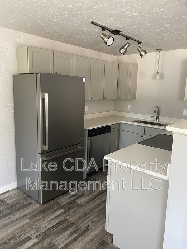 Foto del edificio - 1419 E Stiner Ave