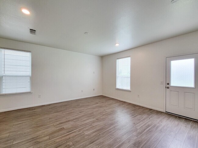 Foto del edificio - 16230 Dutton Clover Dr