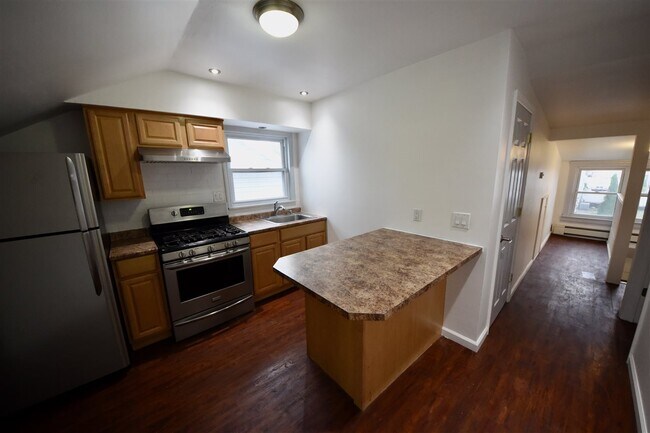 Building Photo - 817 1st St