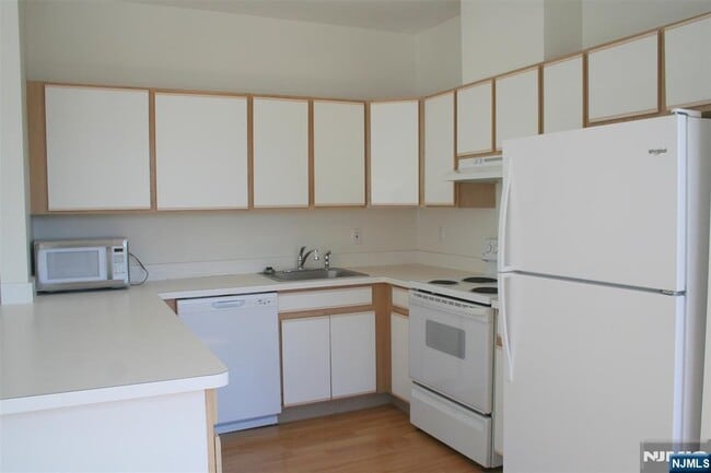 Building Photo - 16 N Maple Ave