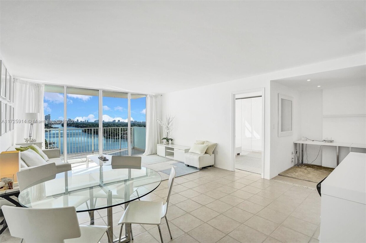 Foto principal - 5838 Collins Ave