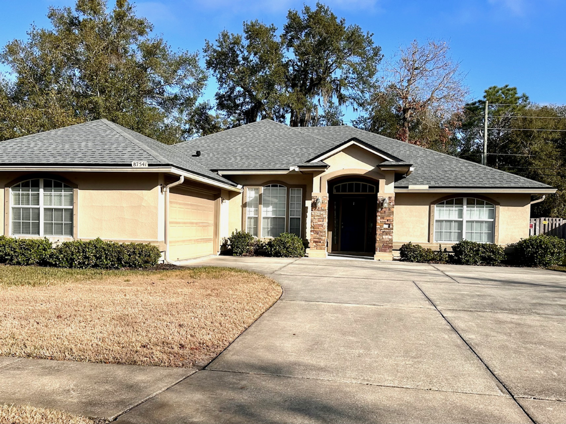 Primary Photo - Large 3BD/2BA |Quiet Setting | Fenced Yar ...