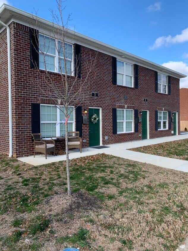 Front - 1112 King Arthur Ln