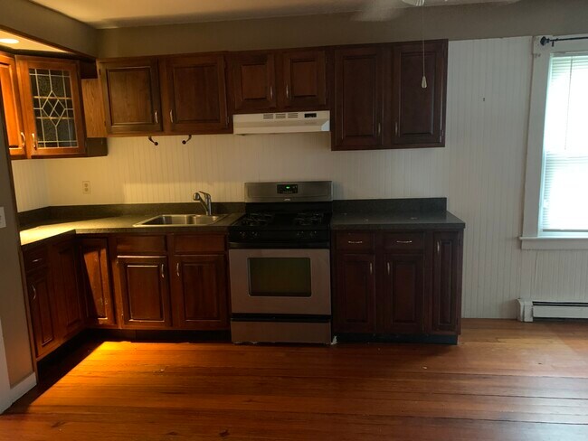 Building Photo - 32 Oak St