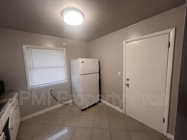 Foto del edificio - 5658 N 61st St