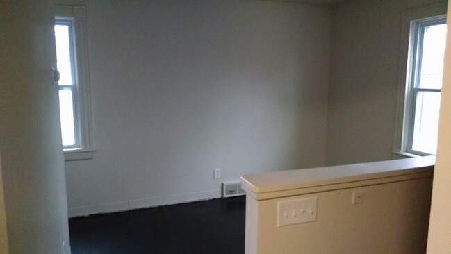 Building Photo - 105 Fernwood Ave
