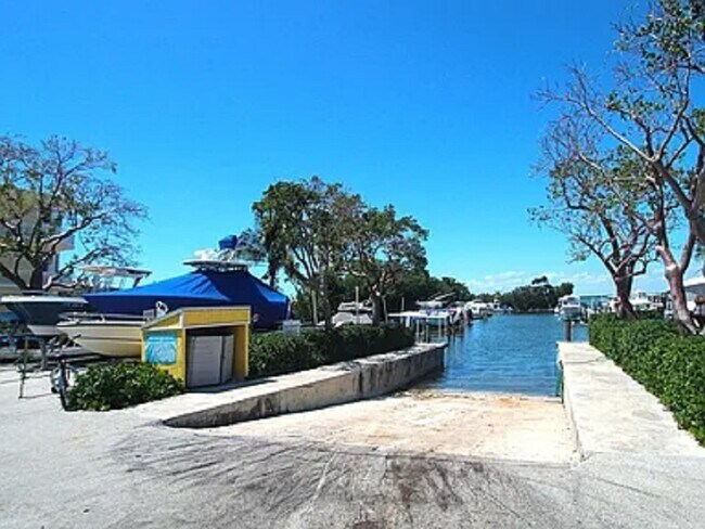 Foto del edificio - 98442 Windward Ave