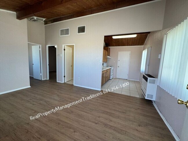 Foto del edificio - Charming 2 + 1 Duplex in Rosamond