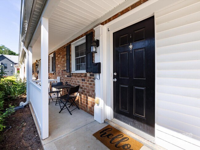 Foto del edificio - 1348 Green Oaks Ln