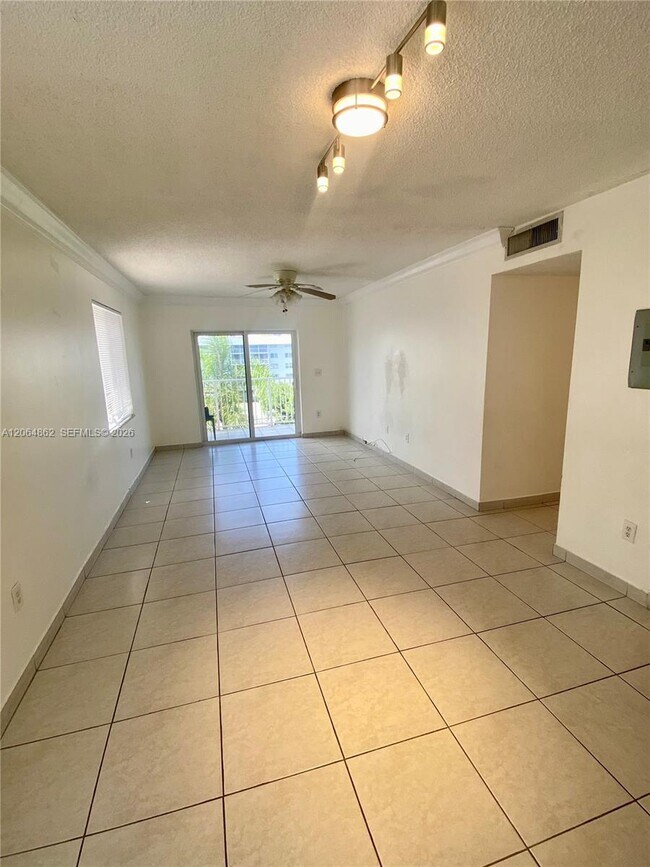 Foto del edificio - 3536 NE 168th St