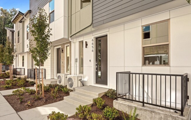 Building Photo - Spacious 4 Bed / 3 Bath Home with Stunning...