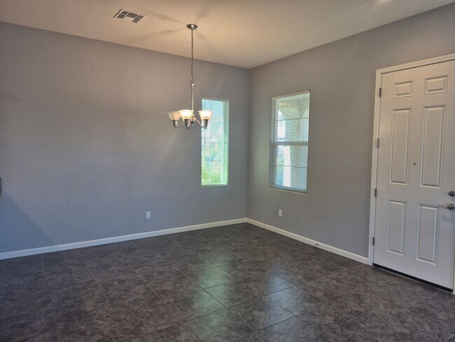 Foto del edificio - 4 Bedroom 2.5 bath Available now