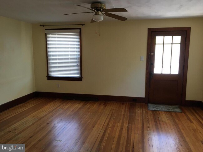 Building Photo - 152 Maple Ave
