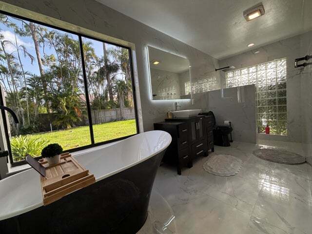 Foto del edificio - 325 Knotty Wood Ln
