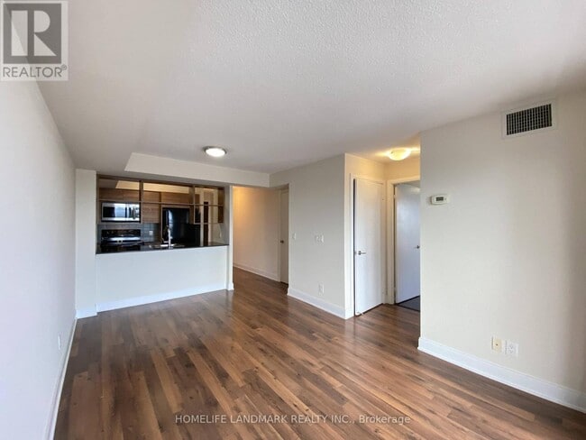 Photo du bâtiment - 135 Village Green Square