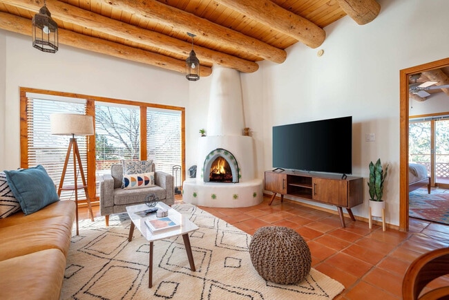 Building Photo - 6 Fonda Way