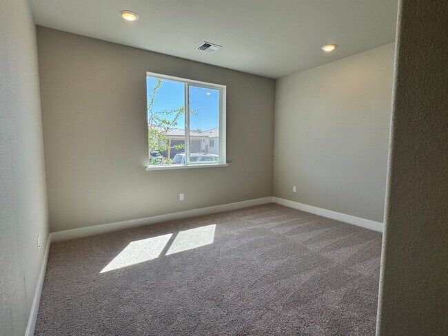 Foto del edificio - 4 BED | 2.5 BATH | SINGLE-STORY