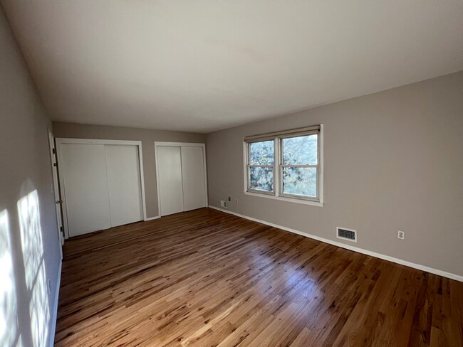Building Photo - 121 Buttonwood Dr