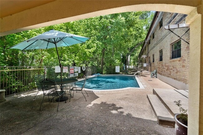 Building Photo - 407 E 45th St