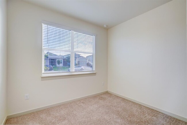 Foto del edificio - 4613 Tully Dr