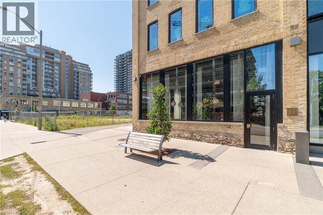 Photo du bâtiment - 181 King St S