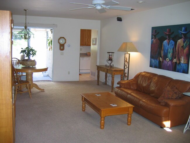 Foto del edificio - 4564 Beverly Glen Dr