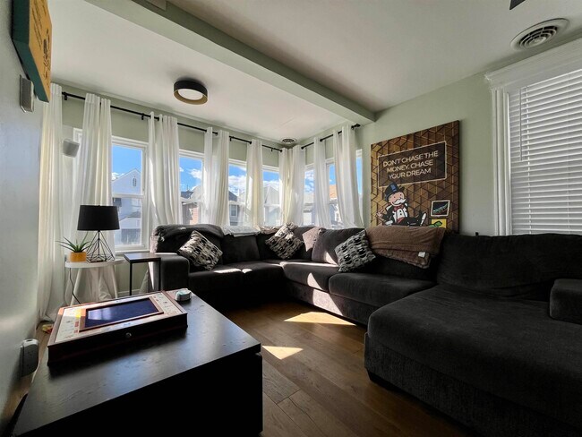 Foto del edificio - 105 N Windsor Ave