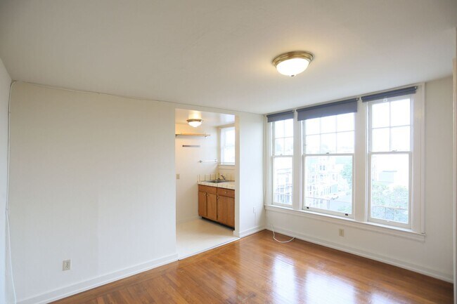 Foto del edificio - OPEN HOUSE:Thursday(12/28)6:45pm-7pm Charm...