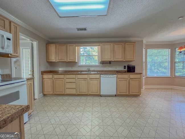 Building Photo - 500 Holly Dr