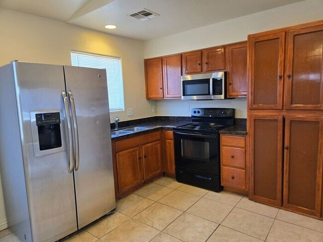 Building Photo - 3 bed, 1 bath, in a Duplex located in Sout...