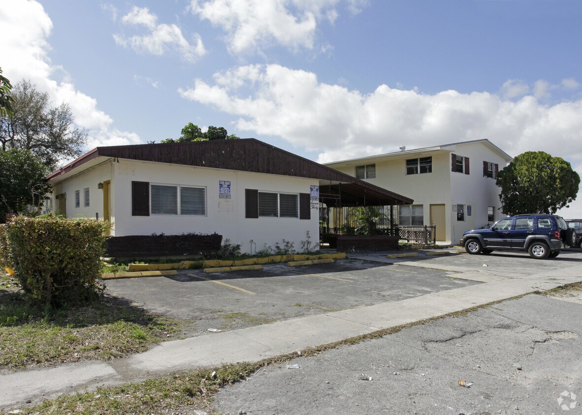 Primary Photo - 730 NE 128th St