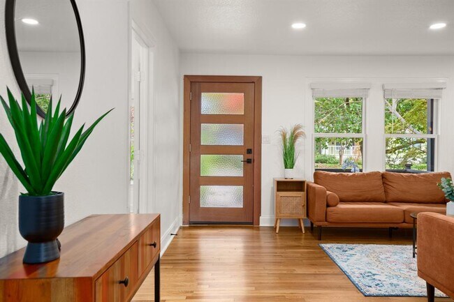 Building Photo - 1207 Romeria Dr