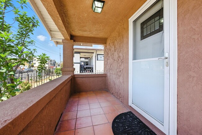 Foto del edificio - 5530 Laverne Ave