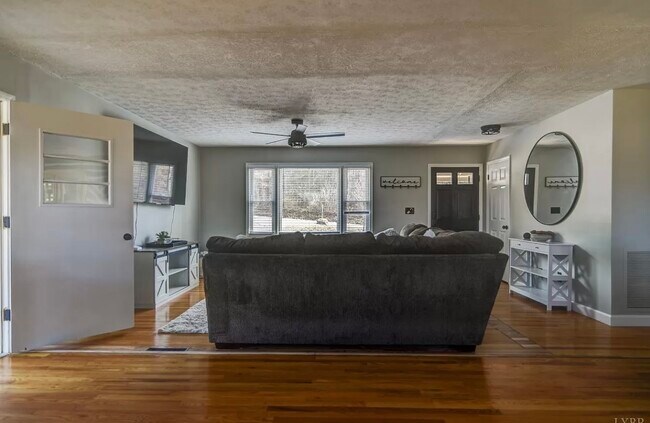 Foto del edificio - 246 Poor House Rd