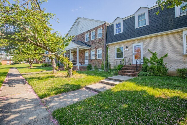 Building Photo - Charming 2 BR/3 BA Townhome in Kettering!
