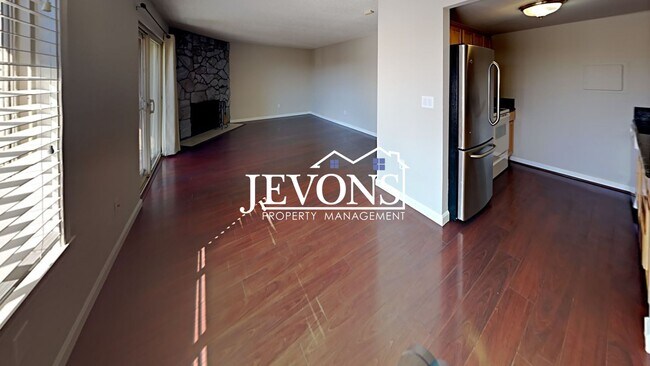 Foto del edificio - Coming soon! Charming top-floor condo with fully equipped kitchen - Water, sewer, and garbage inc...