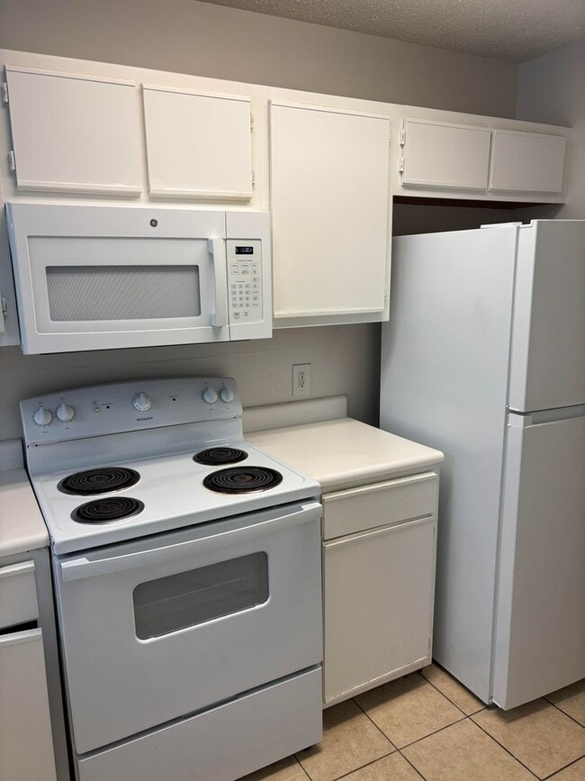 Building Photo - 2-Bedroom, 2-Bathroom Condo