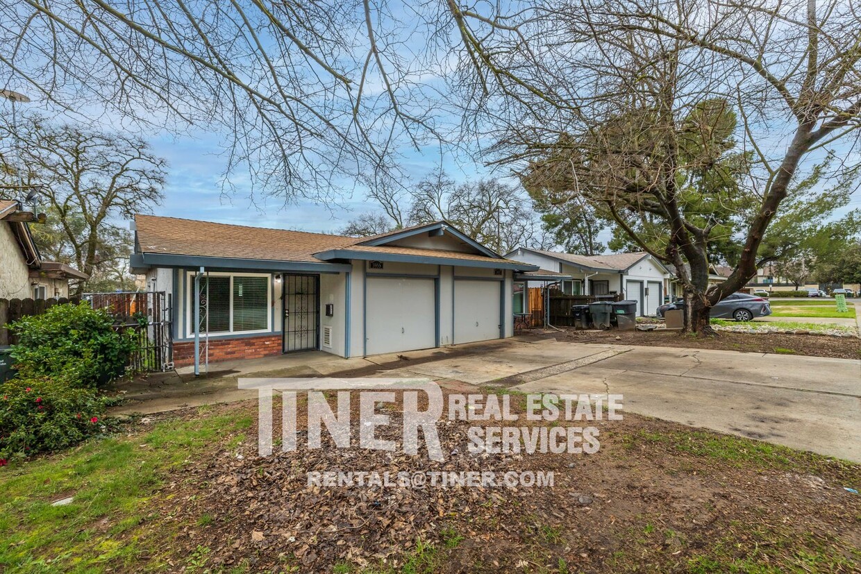 Foto principal - Charming updated 2 bedroom Carmichael dupl...